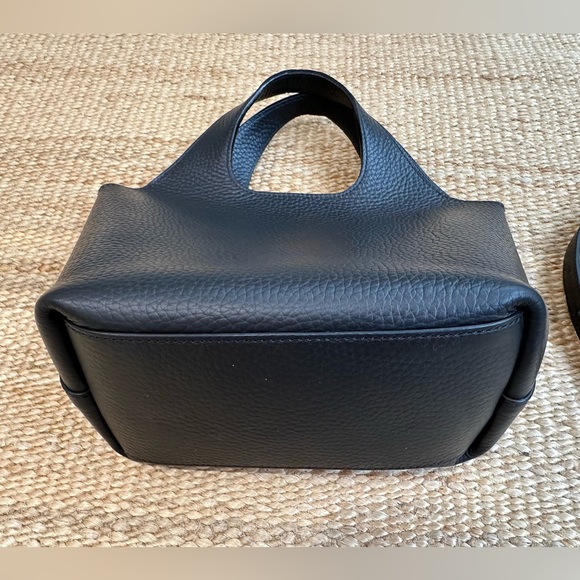 Cuyana Mini System Tote black pebbled leather with crossbody strap - Picture 2 of 8